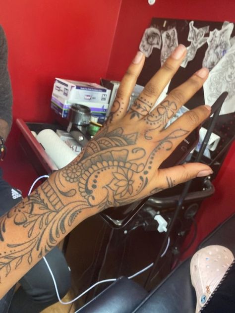 Dragon Hand Tattoo Black Women, Paisley Hand Tattoo, Blue Hand Tattoos For Women, Jenna Hand Tattoo, Henna Type Tattoos, Big Latto Hand Tattoo, Kehlani Hand Tattoos, Hand Tattoo Henna Style, Rhianna Hand Tattoos