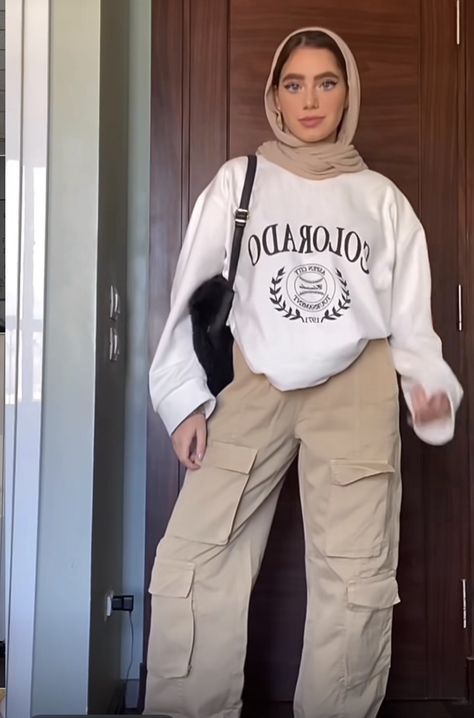 Beige Cargo Pants Outfit Hijab, Cargo Pants Outfit Hijab, Celana Khaki, Outfit Celana Kulot, Beige Cargo Pants Outfit, Hijabi Fashion Summer, Outfit Ngampus, Celana Kargo, Beige Cargo Pants