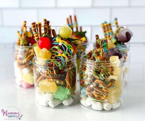 Sweet Charcuterie Cups, Jarcuterie Ideas, Charcuterie Jars, Dipped Strawberries Recipe, Mason Jar Baking, Individual Charcuterie, Graze Boxes, Charcuterie Cups, Chocolate Covered Nuts