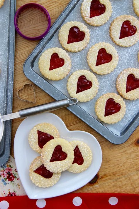 Jammie Dodgers - Homemade Jammie Dodger Biscuits based on the classic biscuit. Soft, sweet & crunchy biscuit filled with your favourite flavour Jams! Jammie Dodgers, Cookies Photography, British Biscuits, Janes Patisserie, Rose Recipes, Baking Cookies, Valentines Food, Biscuit Cookies, Easy Cookie Recipes