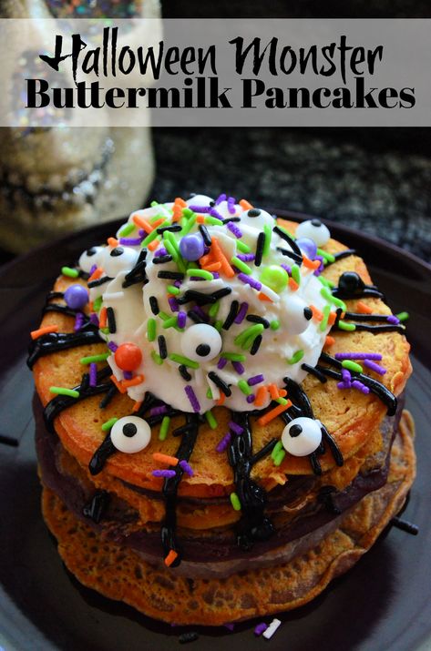 Halloween Monster Buttermilk Pancakes #HalloweenTreatsWeek - Katie's Cucina Monster Pancakes, Halloween Pancakes, Spooky Sweets, Easy Halloween Treats, Pancake Party, Freeze Pancakes, Chocolate Whoopie Pies, Halloween Breakfast, Halloween Sprinkles