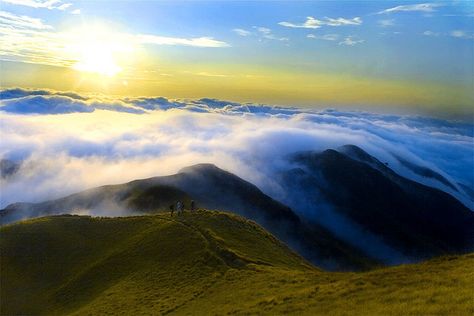 Mount Pulag summit sunrise Mount Pulag Philippines, Pulag Philippines, Mt Pulag, The Holy Week, Travel Philippines, Cheapest Flights, Sea To Summit, Flight Tickets, Scenic View