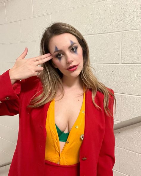 Woman Joker Halloween, Women’s Joker Costume Ideas, Women’s Joker Outfit, Joker Halloween Costumes Female, Joker Costume Female Outfit, Joaquin Phoenix Joker Costume Female, Halloween Costume Hacks, Female Joker Halloween, Joaquin Phoenix Joker Make Up