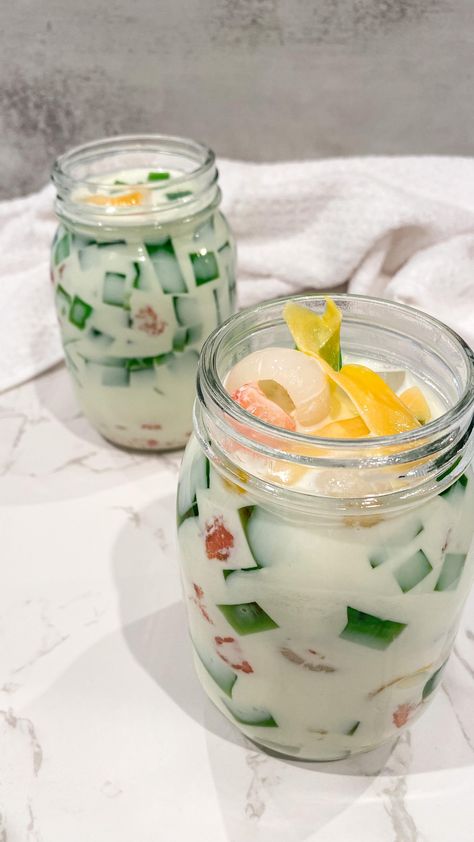 Super Easy and Refreshing Chè Thái (Vietnamese Fruit Dessert) - Ta-Daa! Vietnamese Tet Recipes, Vietnamese Birthday Party, Che Dessert, Nam Van Dessert Recipe, Vietnamese Finger Food, Vietnamese Fruit Salad, Easy Vietnamese Dishes, Vietnamese Potluck Dishes, Healthy Vietnamese Food