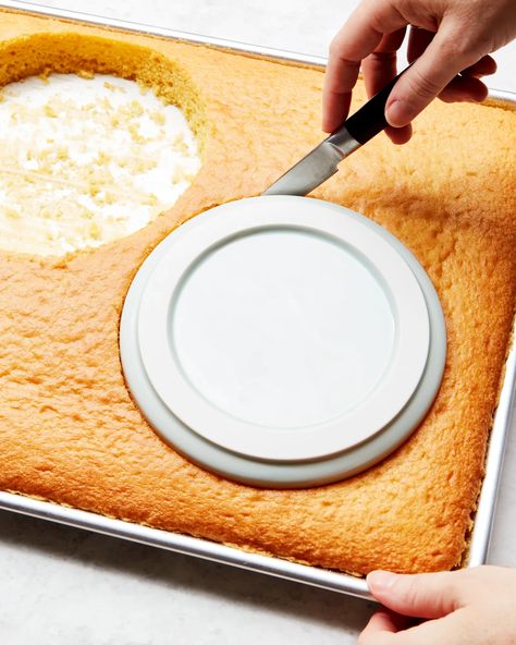 Flat Sheet Cake, Circle Cake, Flat Cakes, Pastry Cook, Flat Pan, Birthday Sheet Cakes, Cake Hacks, Sheet Cake Recipes, Sheet Cake Pan