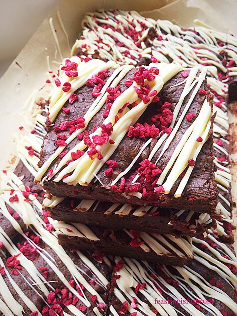 FF Rich Raspberry Chocolate Fudge Brownies Blondies Recipes, Decorated Brownies, Chocolate Raspberry Brownies, Chocolate Pavlova, Brownie Packaging, White Chocolate Drizzle, Blonde Brownies, Fudge Brownie Recipe, Triple Chocolate Cookies