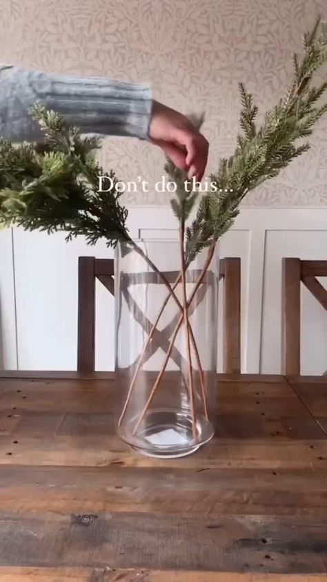 Cozy Xmas Decor, Fall Winter Decor Ideas, Christmas Decor In Vase, Glass Jar Filler Ideas Living Room, Christmas Decor Vase Ideas, Xmas Home Decor Ideas Easy Diy, Upcycle Fall Decor, Xmas Vase Decorations, Decorating Plants For Christmas