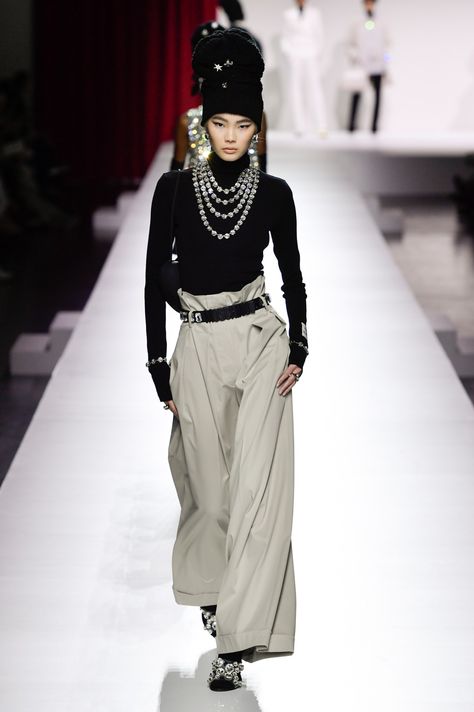 Moschino RTW Spring 2024 [PHOTOS] – WWD Turtleneck With Necklace, Moschino Fashion Show, Day Clothes, Ss 2024, High Waist Trousers, Couture Outfits, 2024 Spring Summer, Runway Trends, 2024 Trends