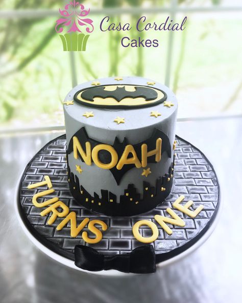 Batman Smash Cake, Cake Batman, Batman Themed Birthday Party, Baby Boy Cake Smash, Batman Baby Shower, Zoo Cake, Batman Birthday Cakes, Kids Cake Ideas, Boy Birthday Themes