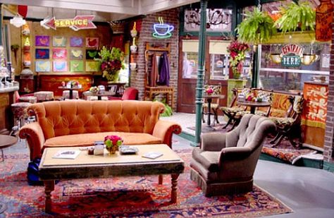 The artwork on the walls of  the coffee house was always changing. Tv Show Ideas, Lounge Interior, Show Ideas, Friends Cafe, Cafe Apartment, Friends Apartment, Tv Wand, Friends Central Perk, Friends Tv Series