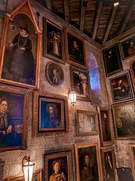 Hogwarts Paintings In Castle, Hogwarts Photo Wall, Hogwarts Portrait Wall, Harry Potter Staircase Portraits, Harry Potter Portrait Wall, Hogwarts Gallery Wall, Harry Potter Picture Frame, Hogwarts Wall Painting, Harry Potter Paint Colors