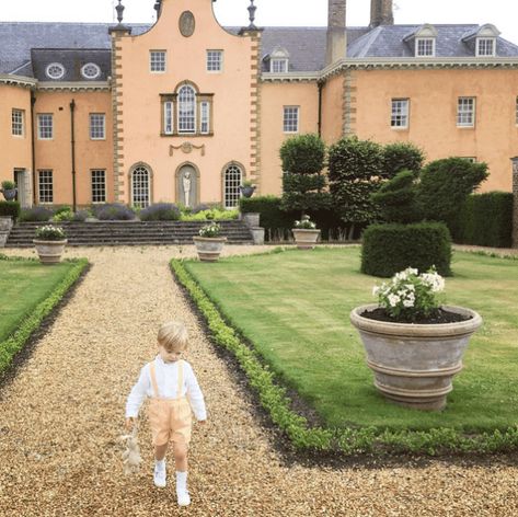 British Elegance with Serena Fresson and Alice Naylor-Leyland - The Glam Pad English Style Decor, Glam Pad, English Manor, Blue And White Porcelain, English Style, The Pond, English Cottage, Humble Abode, Old Money Aesthetic