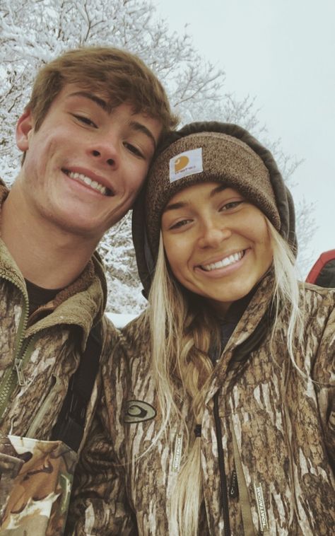 Camo Couple Outfits, Country Couple Date Ideas, Funny Point 5 Pics, Hunting With Boyfriend, Gifts For Hunting Boyfriend, Relationships Goals Pictures, Farmers Girlfriend, Hunting Couple Pictures, Country Boyfriend Aesthetic