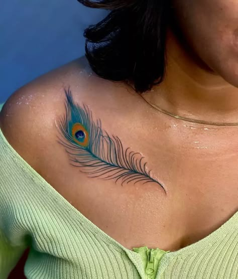 Tattoo Plume, Feather Tattoo Ideas, Growing Tattoo, Shoulder Tattoos For Females, Peacock Feather Tattoo, Peacock Tattoo, Feather Tattoo Design, Shoulder Tattoos For Women, Collar Bone Tattoo