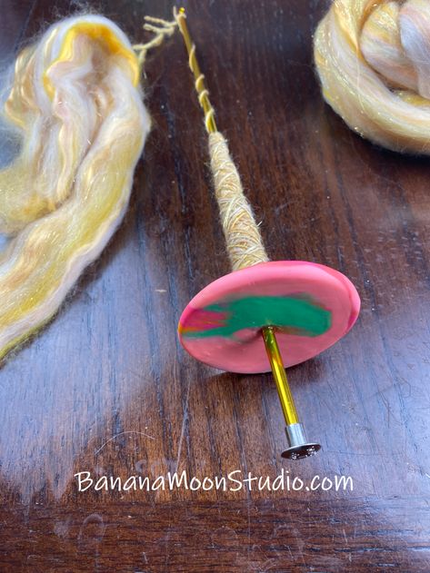 Learn how to make your own drop spindle from a Tunisian crochet hook and oven bake clay with this photo tutorial from Banana Moon Studio! Metal Crochet, Yarn Spinning, Bake Clay, Yarn Ideas, Oven Bake Clay, Tunisian Crochet Hook, Drop Spindle, Baking Clay, Crafting Tools