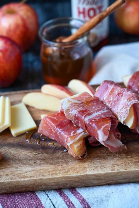 A quick and easy high-protein snack made with crisp and sweet apples, cheddar cheese, and prosciutto ham drizzled with honey. Prosciutto And Cheese, Holiday Appetizers Christmas, Apple Bites, Sweet Apples, Apple Bite, Protein Snack, Apples And Cheese, Holiday Appetizers, Health Snacks