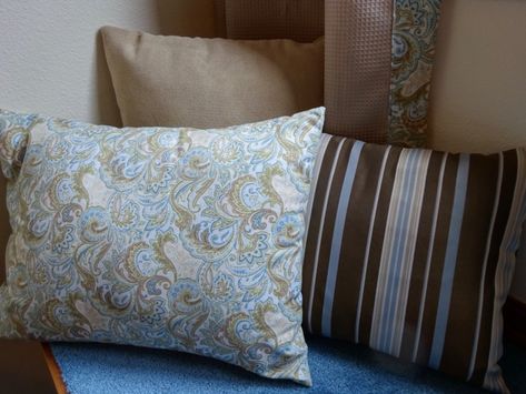 How to Make a Throw Pillow Cover: 5 Simple Steps Sewing Pillowcases, Sewing Throw Pillows, Decor Above Couch, Throw Pillow Covers Diy, Sew Pillows, Quilt Pillows, Diy Cushion Covers, Pillow Covers Tutorial, Pillow Making