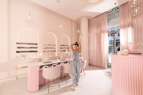 Beauty Center Design, Pink Nail Salon, Ideas Decoracion Salon, Salon Designs, Nail Salon Interior Design, Nail Salon Interior, Hair Salon Interior, Future Shop, Barber Shop Decor