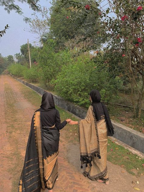 #desiaesthetic #desiinspo #desi #southasian #browngirls #besties #friends #sareeaesthetic #sareeinspo #hijabi #hijabaesthetic Saree With Hijab For Farewell, Hijabi Saree Aesthetic, Onam Saree With Hijab, Desi Bestie Pose, Hijabi In Saree, Saree Pose With Bestie, Aesthetic Saree Poses With Friends, Saree Poses With Bestie, Hijabi Friends Aesthetic