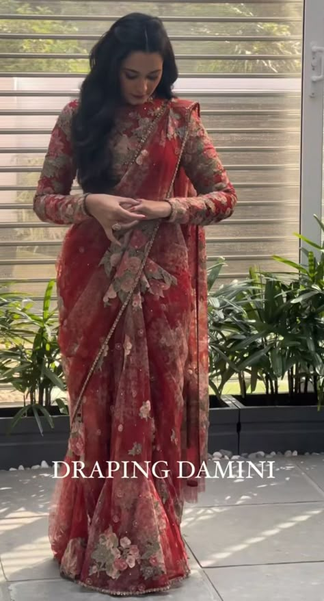 Sabyasachi Sarees, Saree Wearing Styles, Simple Saree Designs, Saree Looks, Saree Wearing, Fashionable Saree, Fashionable Saree Blouse Designs, Desi Fits, Fancy Sarees Party Wear