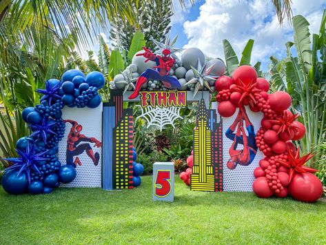 Spider Man Decorations Birthday, Spider Man Birthday Party Ideas, Man Birthday Party Ideas, Iron Man Birthday Party, Avengers Theme Birthday, Spider Man Birthday Party, Spiderman Theme Party, Avengers Birthday Party Decorations, Man Birthday Party