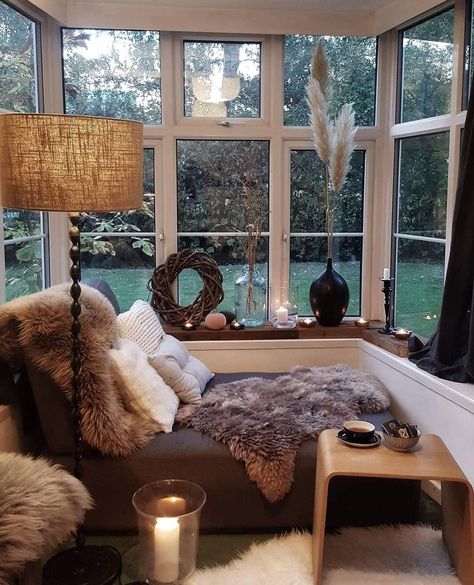 Cosy Reading Corner, Bay Window Living Room, Cozy Reading Corners, Cosy Room, Cosy Corner, Hygge Home, Cozy Room Decor, Cozy Reading Nook, Chic Bedroom