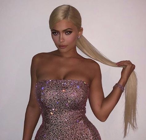 The outrageous cost of Kylie Jenner’s blonde birthday hair made us spit out our water Kylie Jenner Blonde Hair, Kylie Jenner Short Hair, Kylie Jenner Birthday, Kylie Jenner Blonde, Short Hair Ponytail, Long Blonde Wig, Long Ponytail, Blonde Ponytail, Blonde Hair Extensions