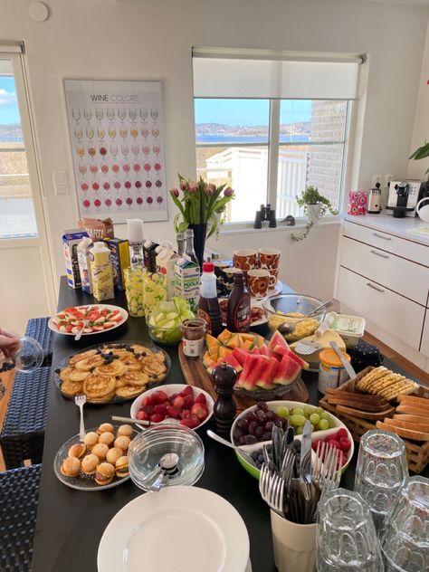 Bday Brunch Aesthetic, Group Breakfast Aesthetic, Mothers Day Brunch Aesthetic, Breakfast Birthday Aesthetic, Homemade Brunch Aesthetic, Big Family Breakfast Aesthetic, Breakfast Friends Aesthetic, Brunch Birthday Aesthetic, Breakfast Party Aesthetic