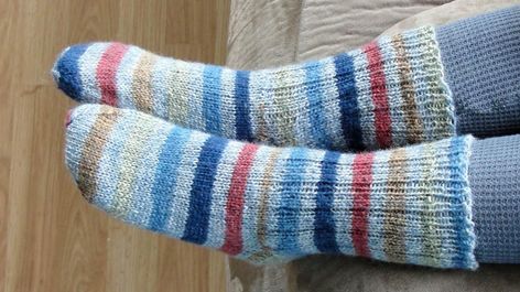 Magic Loop Knitting, Knitted Socks Free Pattern, Traditional Socks, Loop Knitting, Knitted Mittens Pattern, Sock Knitting, Waffle Stitch, Magic Loop, Sock Knitting Patterns