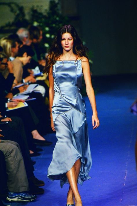 Gisele Bundchen Style, 90s Runway Fashion, Runway Fashion Couture, Gisele Bündchen, Gisele Bundchen, Stylish Work Outfits, Runway Models, 2000s Fashion, Rwby