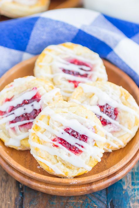 Raspberry Cream Cheese Danish make an easy breakfast or dessert that's ready in just 30 minutes. With a sweet raspberry cream cheese filling and a buttery, flaky crust, this simple treat is fun to make and even better to eat! #danish #creamcheese #creamcheesedanish #danishrecipe #raspberrydanish #breakfast #dessert #easybreakfast #easydessert Breakfast Pastries Easy, Recipes With Raspberries, Raspberry Cream Cheese Filling, Raspberry Cream Cheese Danish, Easy Cream Cheese Danish, Raspberry Danish, Pastries Easy, Recipes Using Puff Pastry, Cream Cheese Danish Recipe