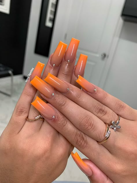 Orange Acrylic Nails Coffin Short, Yellow Acrylic Nails Medium Length, Orange Full Set Nails, Orange Nails Acrylic Square, Dark Orange Ombre Nails, Orange Ombre Nails With Design, Ombré Nails Orange, Medium Orange Nails, Square Orange Acrylic Nails