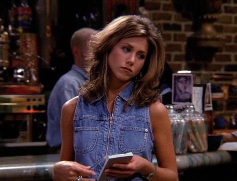 Jennifer Aniston, 1995 Jennifer Garner Elektra, Jennifer Aniston 90s, Estilo Rachel Green, Rachel Green Hair, Rachel Haircut, Rachel Green Friends, Rachel Green Style, Rachel Green Outfits, Chanel Oberlin