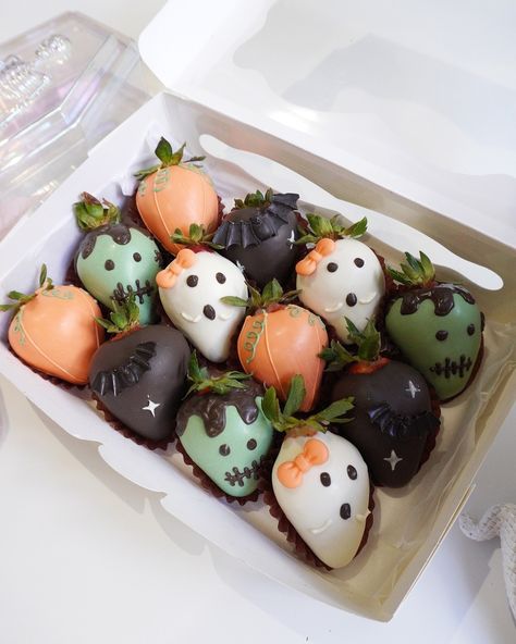 Spooky never tasted so sweet! 👻🍫🍓 Now available! ✨ Halloween-themed chocolate-covered strawberries! Available in a 6 or 12 pack. DM to order. . . . #vancouver #vancouvereats #vancouvertreats #yvreats #vancouverfoodie #vancityfoodie #chocolatecoveredstrawberries #yvrstrawberries #yvrsweets #giftideas #vancouvergifts #dippedstrawberries #dippedfruit #chocoberries Chocolate Strawberries Halloween, Spooky Chocolate Covered Strawberries, Fall Chocolate Covered Strawberries, Spooky Strawberries, Spooky Berries, Halloween Strawberries, Halloween Chocolate Covered Strawberries, Strawberry Halloween, Chocolate Covered Almonds