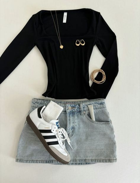 Black Skirt With Sneakers Outfit, Cute Outfits With Jean Skirt, Skirt And Sneakers Outfit Summer, Jean Skort Outfit, Outfit With Black Top, Skirt With Sneakers Outfits, Mini Jean Skirt Outfit, Outfit Ideas With Skirt, Black Jean Skirt Outfit