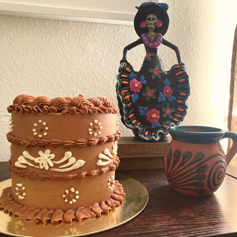 Old Mexican Aesthetic, Cantarito Cake, Mexican Cake Decoration, Mexican Inspired Cake, Mexican Style Cake, Mexican Barro Decor, Mexican Cake Ideas, Mexican Birthday Cake, Mexico Theme Party