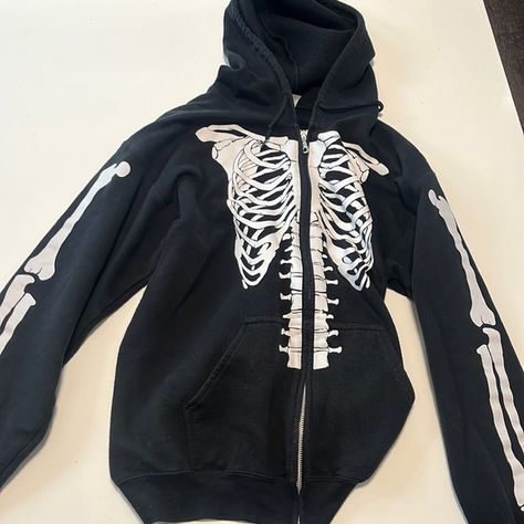 simplicity skeleton black zip up hoodie Skeleton Hoodie Aesthetic, Skeleton Hoodie, Black Zip Up Hoodie, Hoodie Aesthetic, Aesthetic Y2k, Dr Closet, Black Zip Ups, Cool Clothes, Zip Up Hoodie