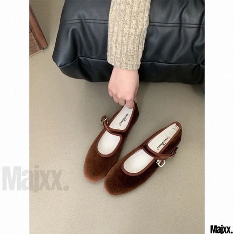 Mary Jane Flat Shoes, Mary Jane Shoes Flat, Shoes Elegant, Elegant Flats, Cinderella Shoes, Winter Shoes For Women, Green Tank, Elegant Red, Casual Slippers