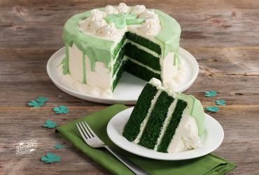 Green Velvet Cake, Velvet Cakes, Fair Outfit, Resepi Biskut, Velvet Cake Recipes, Irish Luck, Chocolate Garnishes, Green Cake, Feeling Lucky