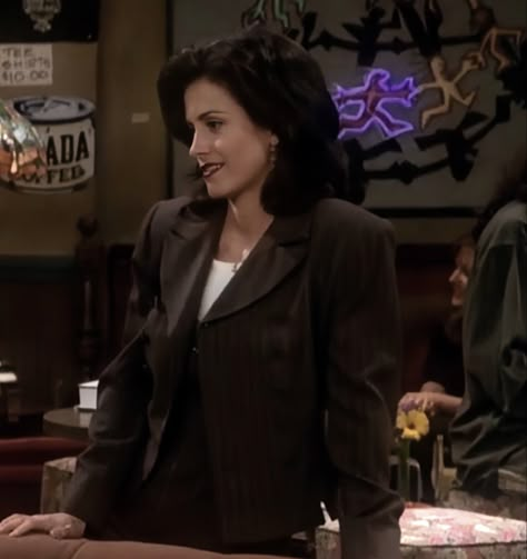 2000 Business Woman, Season 1 Chandler, Suits Season 1, Monica Geller Outfits, Regina Phalange, Monica Gellar, Friends Fits, Monica Rachel, Chandler Joey