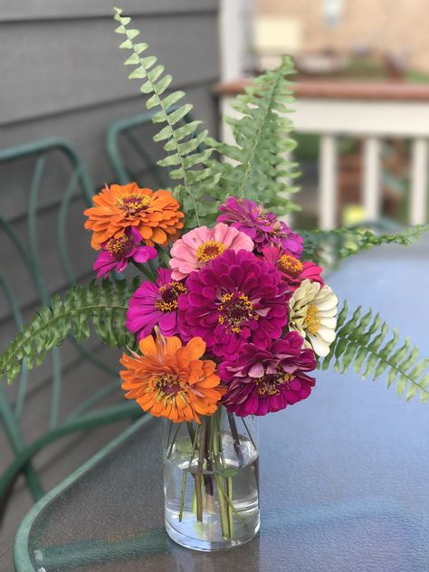 Zinnia floral arrangement Simple Colorful Flower Arrangements, Cut Flower Arrangements Diy, Zinnia Floral Arrangements, Zinnia Flower Bouquet, Zinnia Bouquet Ideas, Mum Floral Arrangements, Zinnia Centerpieces, Zinnia Wedding Centerpieces, Zinnia Flowers For Wedding