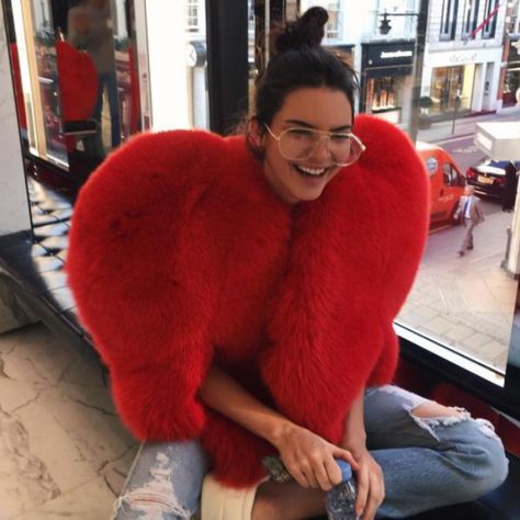 Kendall Jenner Estilo, Red Fur Coat, Style Kendall Jenner, Estilo Jenner, Faux Fur Cape, Red Fur, Toni Garrn, Kendall Jenner Outfits, Jenner Outfits