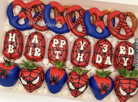 Spiderman Dipped Strawberries, Avengers Strawberries, Spiderman Chocolate Covered Oreos, Spider Man Chocolate Covered Pretzels, Spiderman Chocolate Covered Pretzels, Spider Man Chocolate Covered Oreos, Marvel Chocolate Covered Strawberries, Spider Man Cakesicles, Spiderman Pretzels