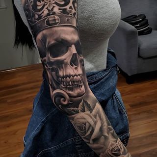 Skull With Crown Tattoo, Skull And Crown, Queen Crown Tattoo, Skull With Crown, Realistic Skull, King Tattoos, Forearm Sleeve Tattoos, Cross Tattoo Designs, Living Room And Kitchen