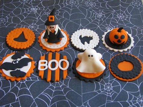 Halloween Fondant, Petite Cakes, Halloween Deserts, Dulces Halloween, Cupcake Pictures, Halloween Cupcake Toppers, Novelty Birthday Cakes, Fondant Cupcake Toppers, Holiday Cupcakes