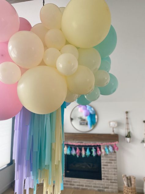 Balloons can be more than arches or backdrops, they can be hanging pieces of art as well! #balloons #balloongarland #balloondecor Balloon Chandelier Diy, Lake Castle, Balloon Lanterns, Balloon Chandelier, Disposable Tablecloth, Balloon Ceiling, Balloon Clouds, Diy Balloon, Diy Lanterns