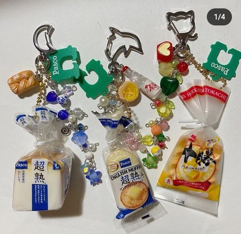 Japan Trinkets, Japanese Trinkets, Keychains Aesthetic, Cute Keychains, Bead Charms Diy, Jewelry Accessories Ideas, Cute Keychain, Cute Charms, Cute Little Things