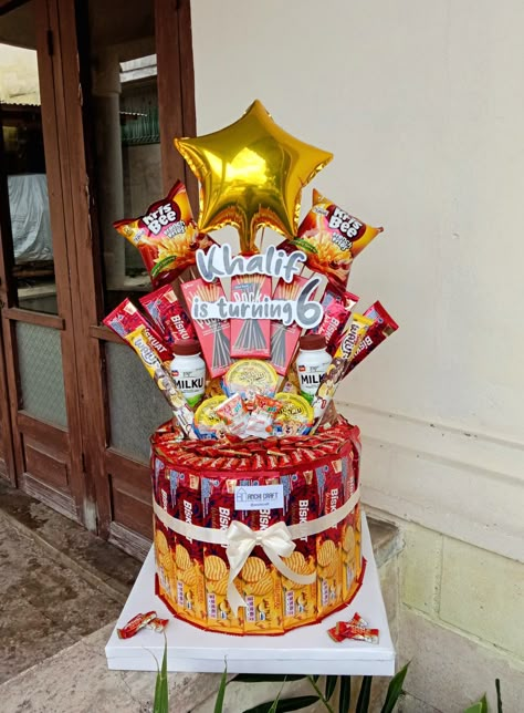 Snack tower ulang tahun cianjur @anchicraft Snack Tart Tower, Tart Snack Buket, Snack Cake Tower Birthday, Parcel Snack, Snack Tart, Cake Hamper, Hampers Ulang Tahun, Candy Tower, Ide Hampers