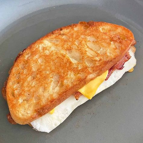 If you’re a fan of classic bacon and eggs, you are going to LOVE this bacon, egg and cheese sandwich!Golden brown and melty, this grilled cheese sandwich is layered with perfectly cooked eggs and crispy bacon. I couldn’t resist finishing it with a sprinkle of Parmesan cheese for extra flavor.These sandwiches are great for on-the-go eating, and you can also make a batch to serve for brunch, holidays, and weekend breakfast. A Bacon Bloody Mary is the perfect accompaniment!  Make this t… Bacon Egg And Cheese Bagel Sauce, Egg Bacon Cheese Sandwich, Bacon Egg Cheese Sandwich, Western Sandwich, Bacon Egg And Cheese Sandwich, Eggs Cheese Breakfast, Baked Sandwiches, Cheese Sandwich Recipe, Egg Grill