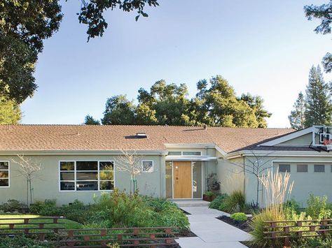 A contemporary ranch home sits pretty in a bed of green. Simple white trim draws attention to architectural details, including the home's distinctive sun-baked brown roof. Paint colors: Riverdale and Ultra Pure White by Behr Green Ranch House Exterior, Modern Exterior Paint Colors, Exterior Color Palette, Ranch House Exterior, House Paint Color Combination, Brown Roof, Exterior House Paint Color Combinations, Exterior House Color, Stucco Homes